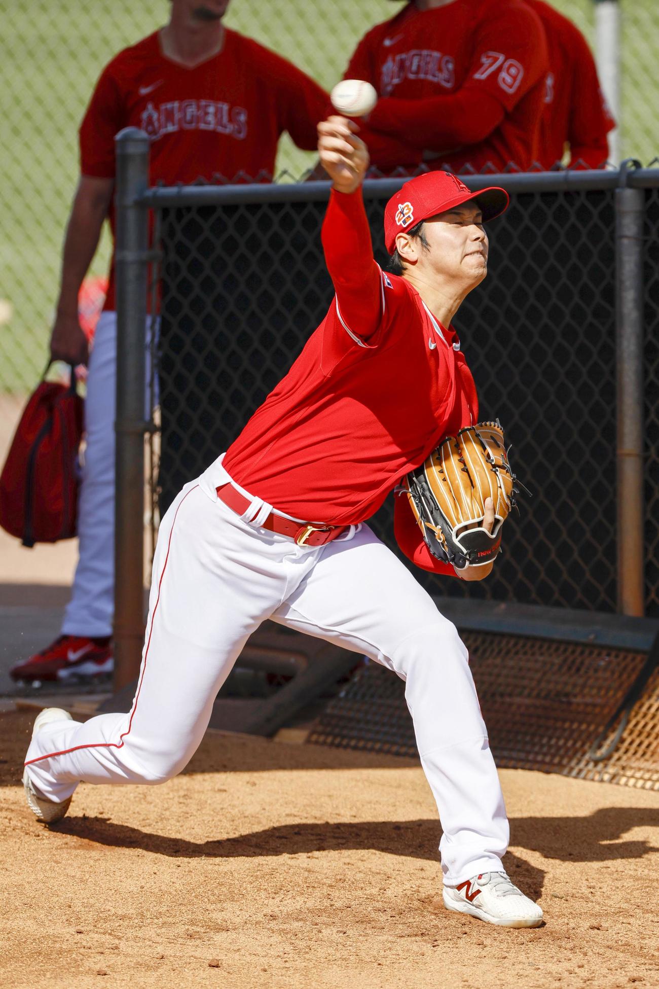 ブルペンで投球練習するエンゼルス大谷翔平（共同）