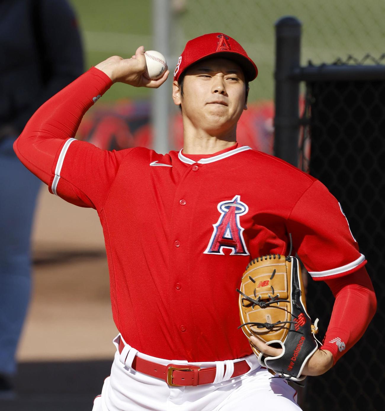 ブルペンで投球練習するエンゼルス大谷翔平（共同）