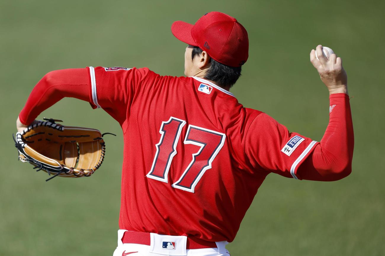 キャッチボールするエンゼルス大谷翔平（共同）