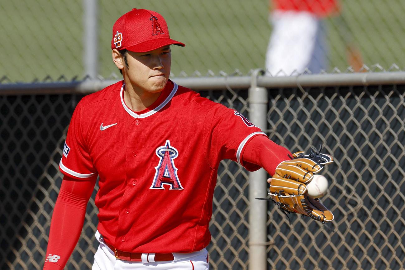 ブルペンで投球練習するエンゼルス大谷翔平（共同）