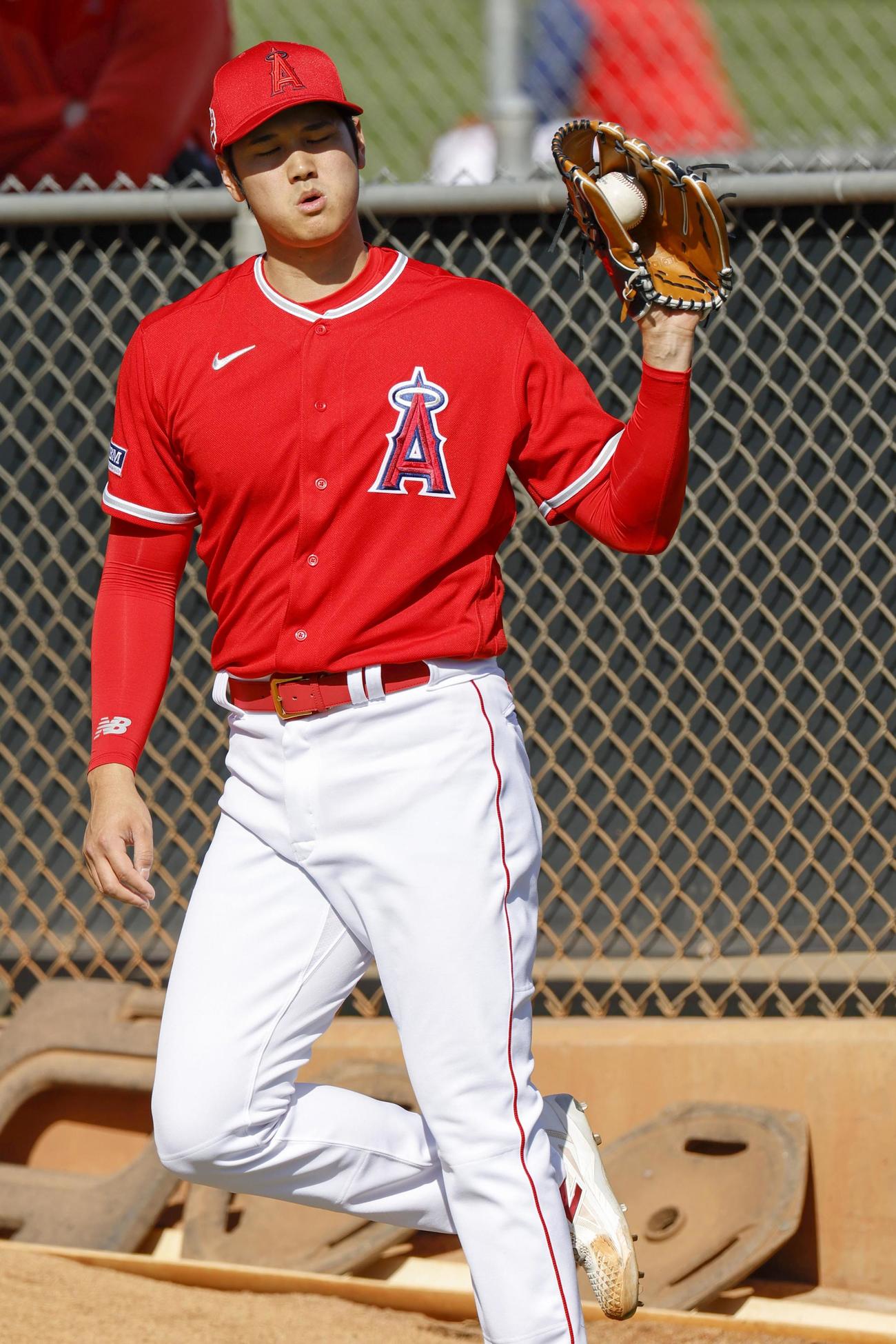 ブルペンで投球練習するエンゼルス大谷翔平（共同）