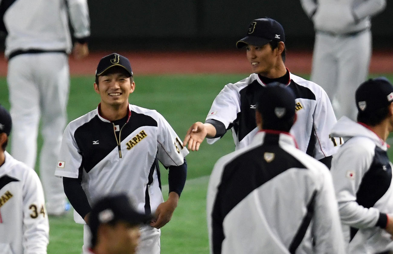 野球日本代表「侍ジャパン」強化試合　日本対メキシコ　ウオーミングアップしながら言葉を交わす藤浪晋太郎（右）と鈴木誠也（2016年11月11日撮影）