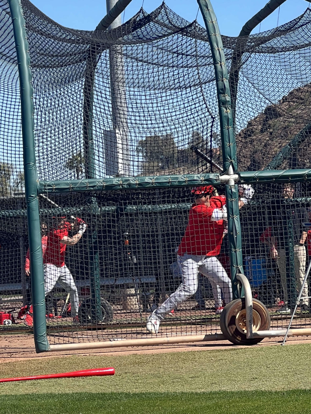 大谷はフリー打撃では柵越えを連発し、実戦形式の打撃練習では2打数2安打と鋭い打球を披露