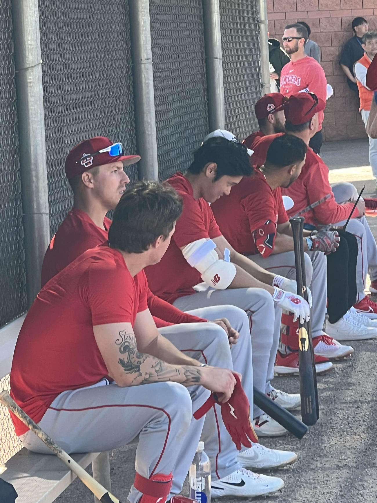 ダッグアウトに座った大谷は、今季から新たに使用する「チャンドラー」社のバットをじっと見つめる