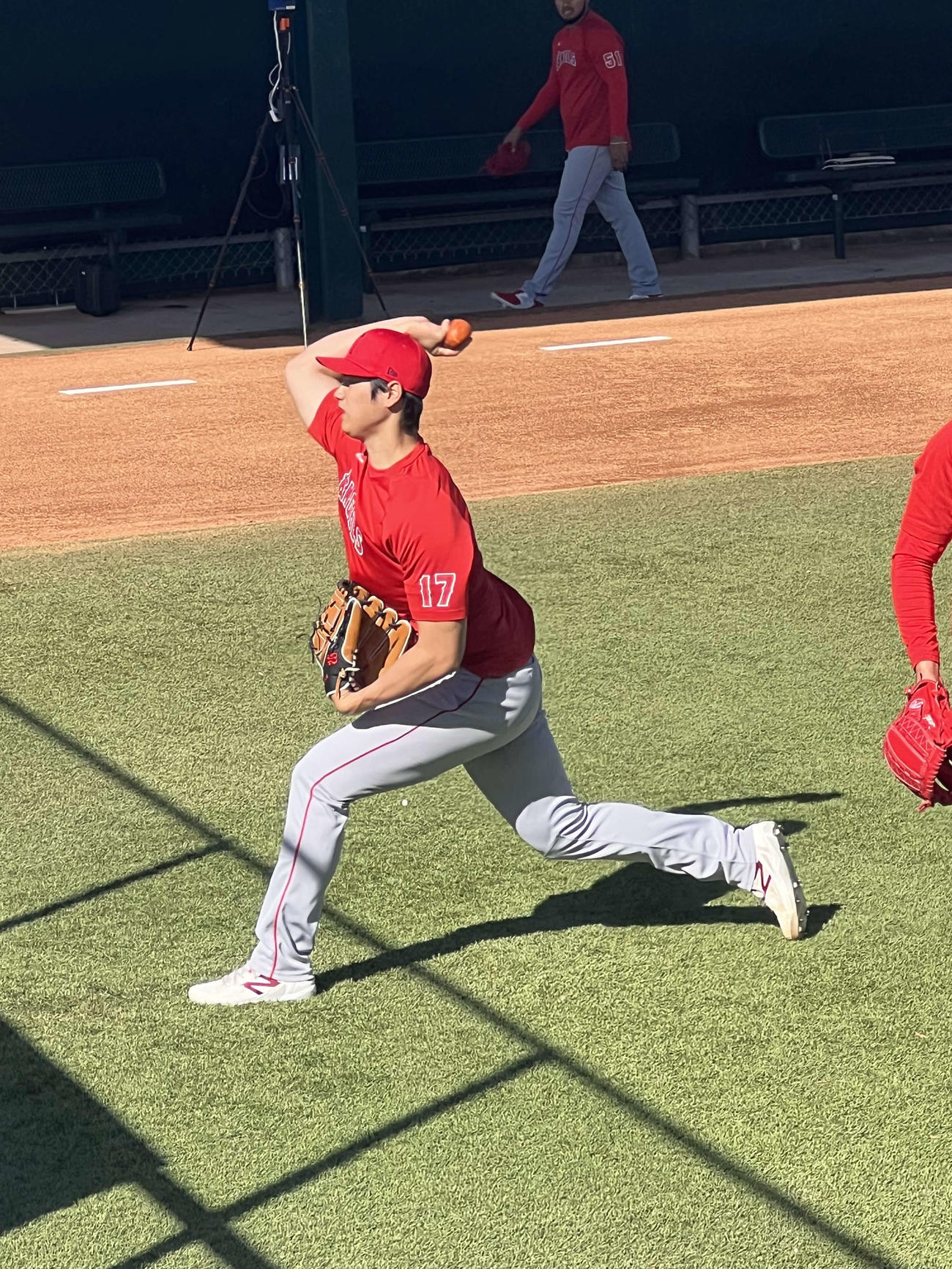 大谷はキャッチボール前のルーティンでもあるカラーボールを壁に投げる。