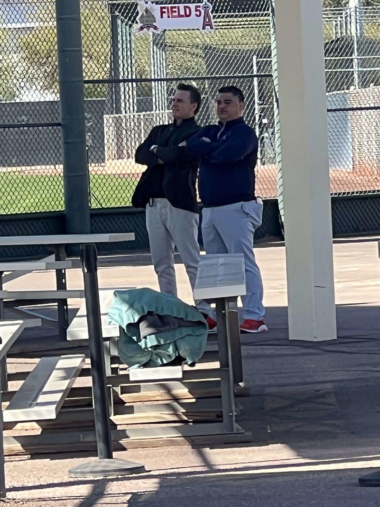 キャンプ施設を訪れた大谷の代理人ネズ・バレロ氏（左）は、ミナシアンGM（右）と1時間半以上も話し込む。