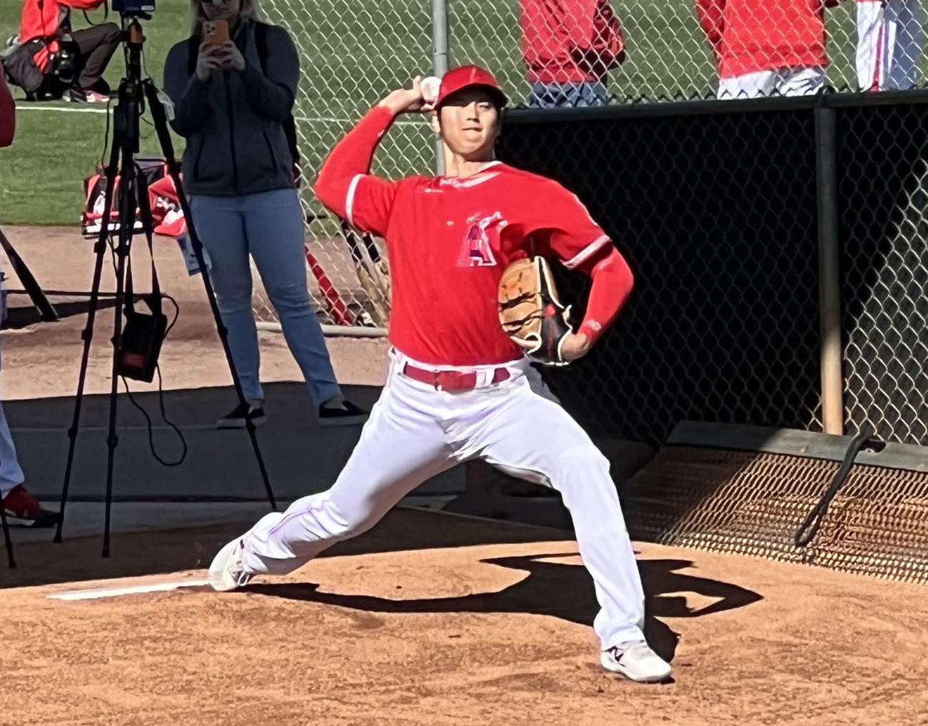 エンゼルス大谷は、キャンプ2回目となるブルペン投球で力強い球を投げ込む