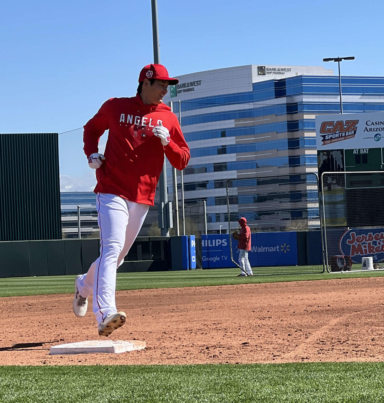 野手組に入った大谷は、ベースランニングで三塁を回る