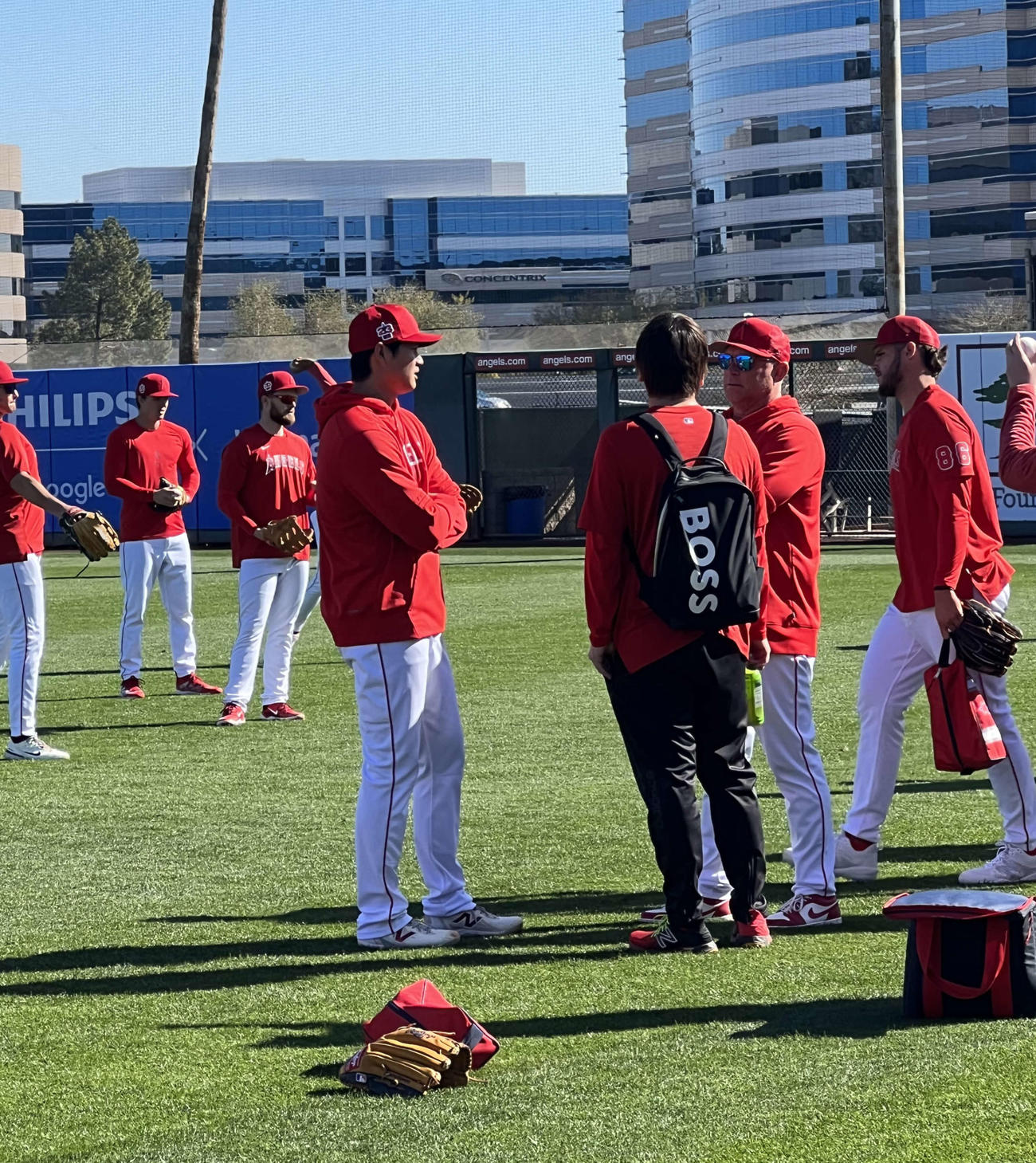 全体練習前、大谷はネビン監督と話し合う。中央は水原通訳