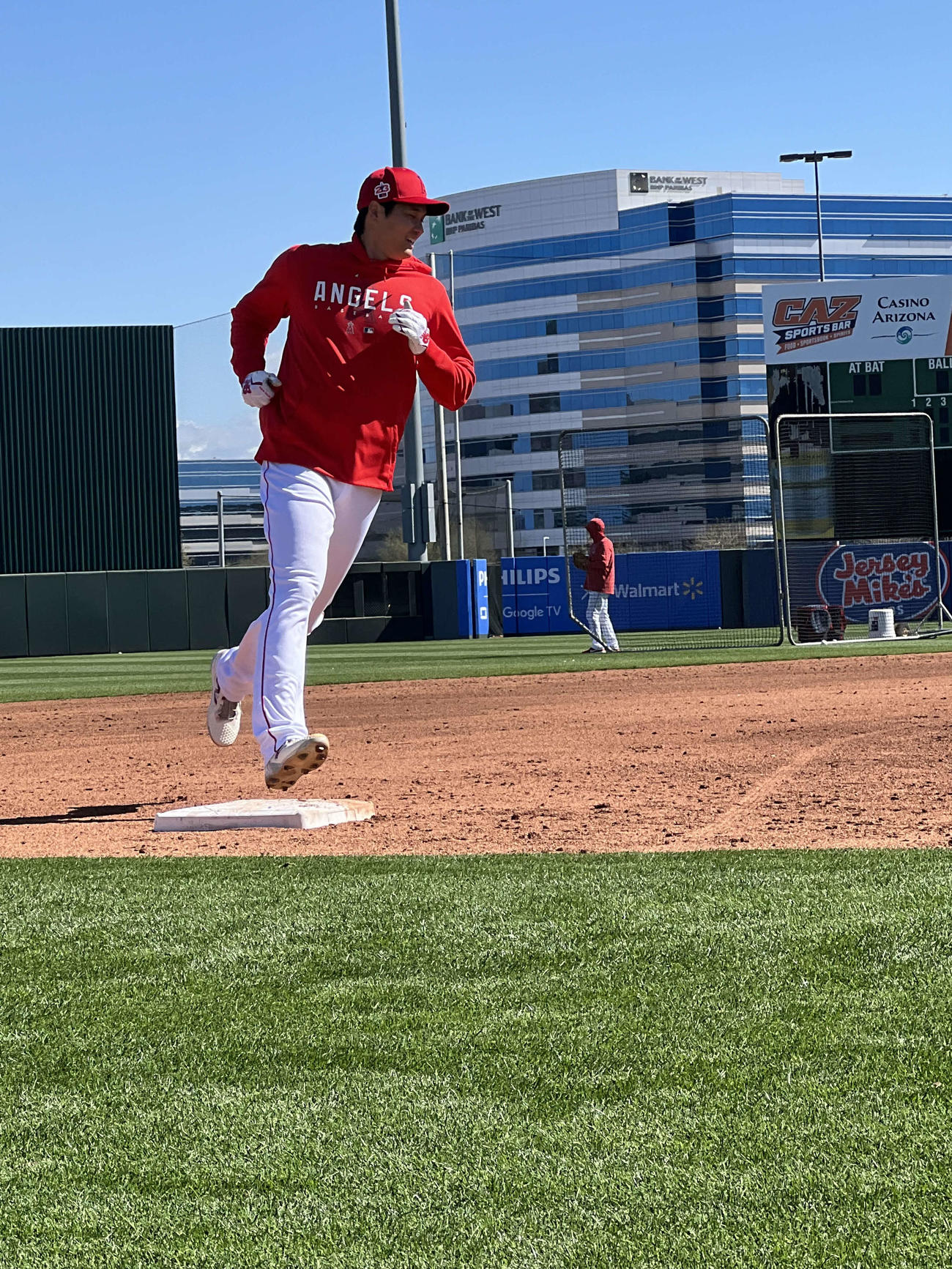 野手組に入った大谷は、ベースランニングで三塁を回る