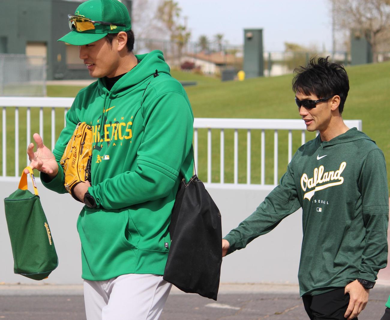 アスレチックス藤浪と移動する木下マッサージセラピスト（撮影・佐井陽介）