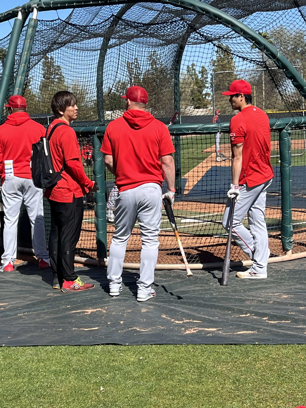 フリー打撃の合間に、大谷（右）はトラウト（中央）と話し込む