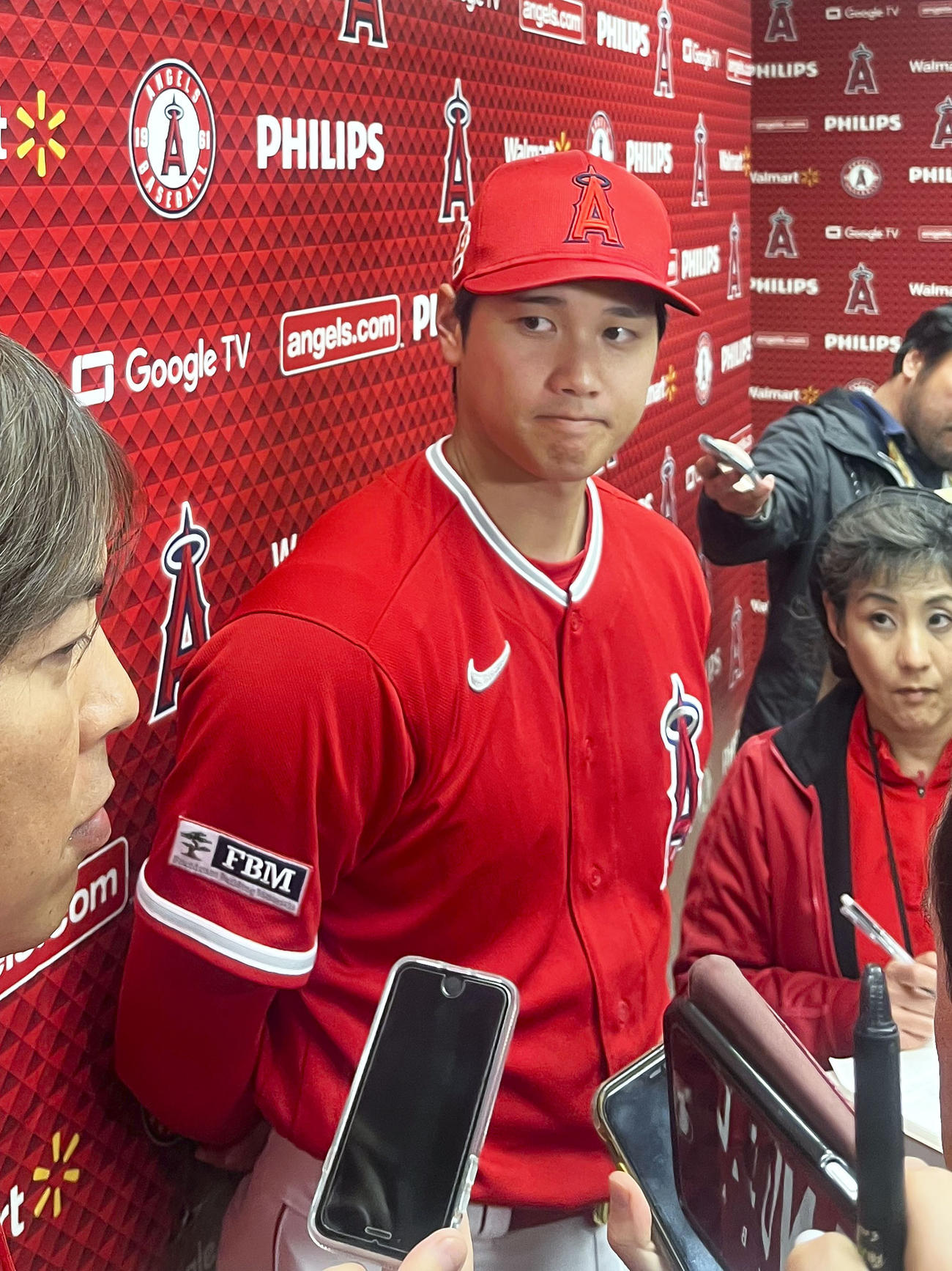 ホワイトソックス戦後、報道陣に対応するエンゼルス大谷（共同）