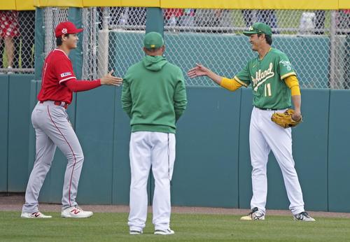 試合前に握手を交わすエンゼルス大谷（左）とアスレチックス藤浪（共同）