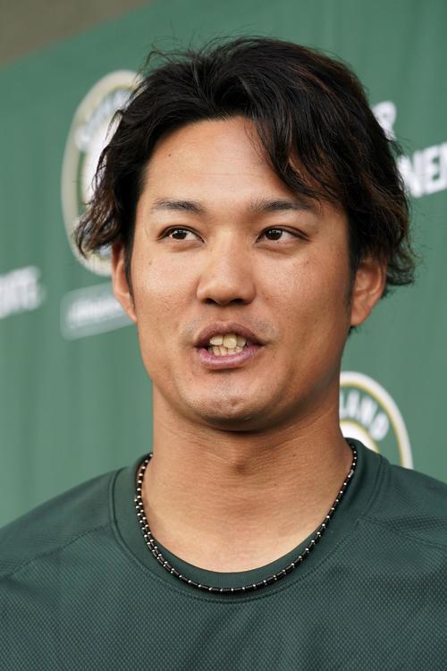 登板後、報道陣の取材に応じるアスレチックス藤浪（共同）