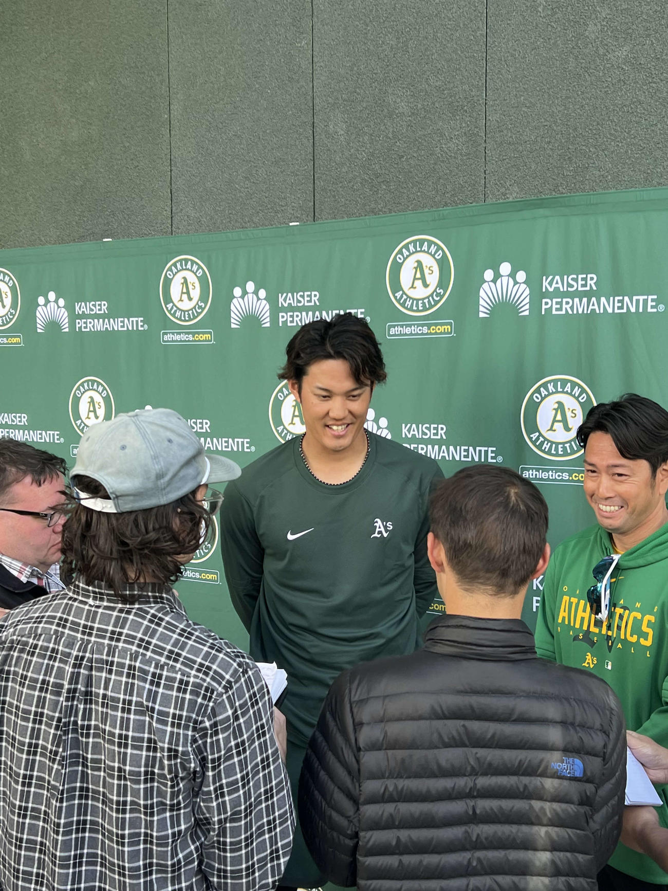 登板後、地元報道陣に取材を受けるアスレチックス藤浪。右は鎌田通訳