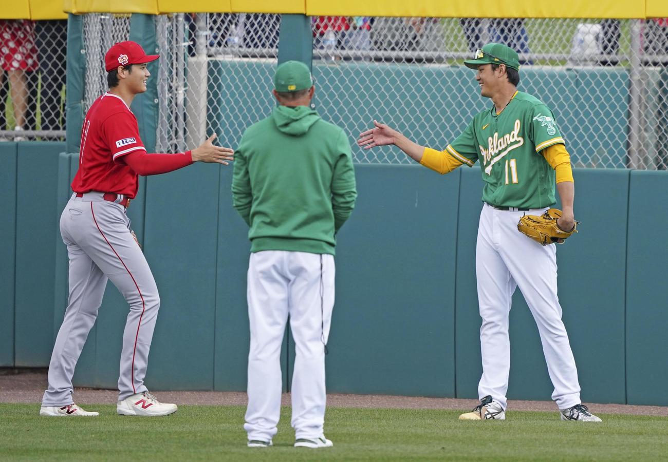 試合前に握手を交わすエンゼルス大谷（左）とアスレチックス藤浪（共同）