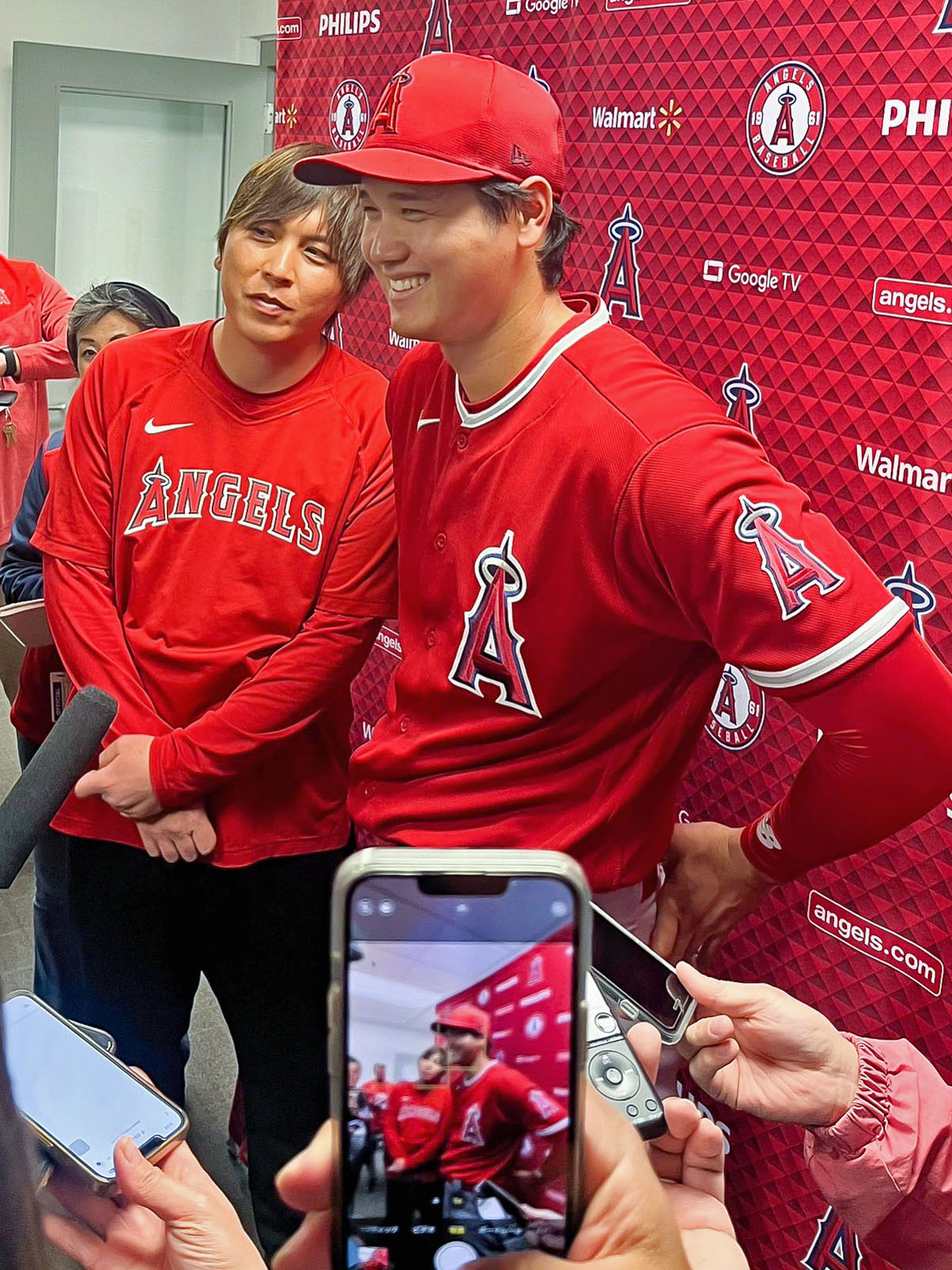 登板後、報道陣の取材に応じるエンゼルス大谷（右）（共同）
