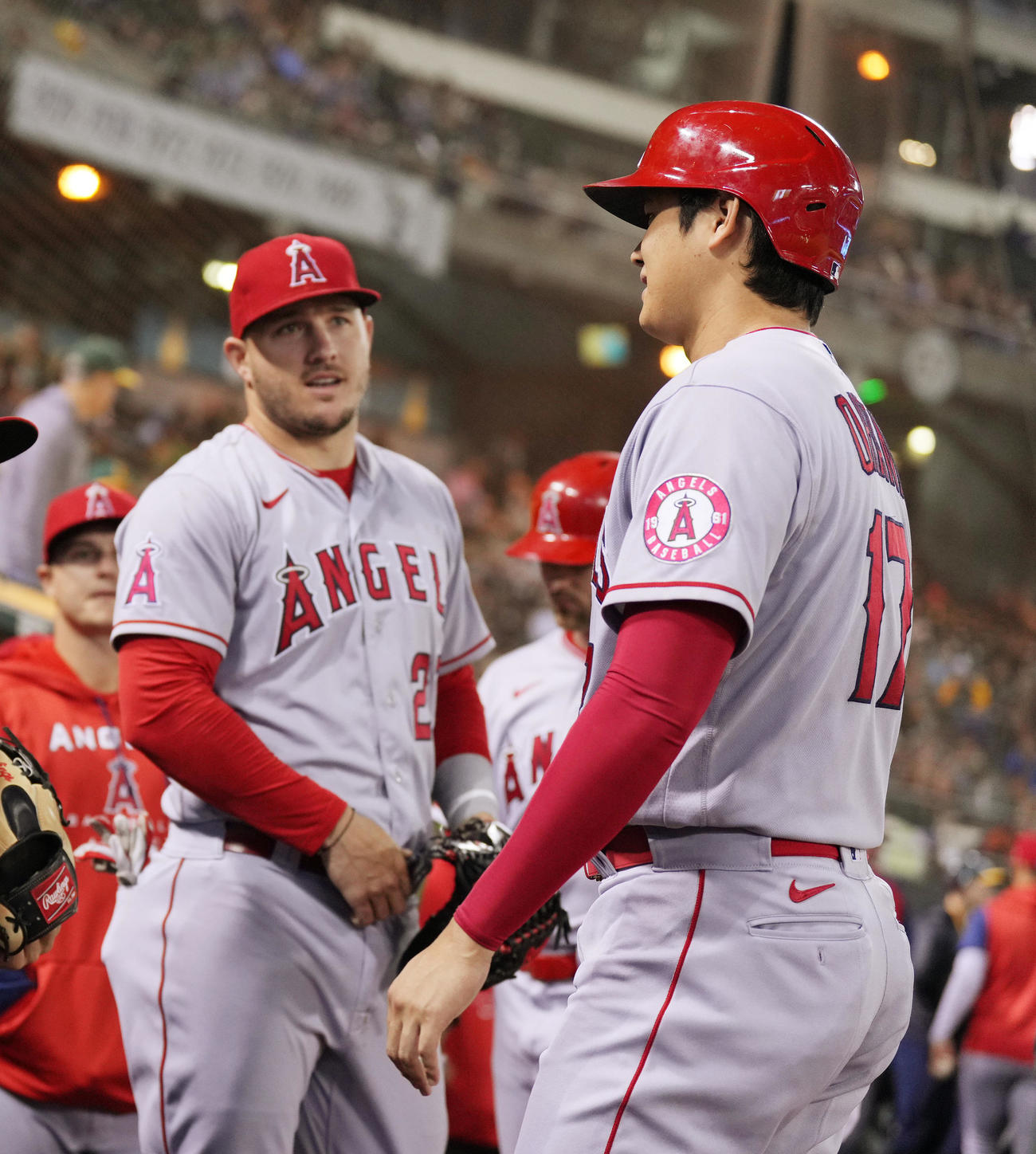 大谷は、トラウト（左）に声をかけられる（2022年10月4日撮影）