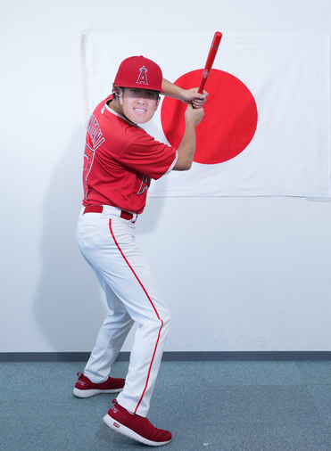 大谷翔平のユニホーム姿でお面をかぶった「ミニタニ」（2023年1月24日撮影）