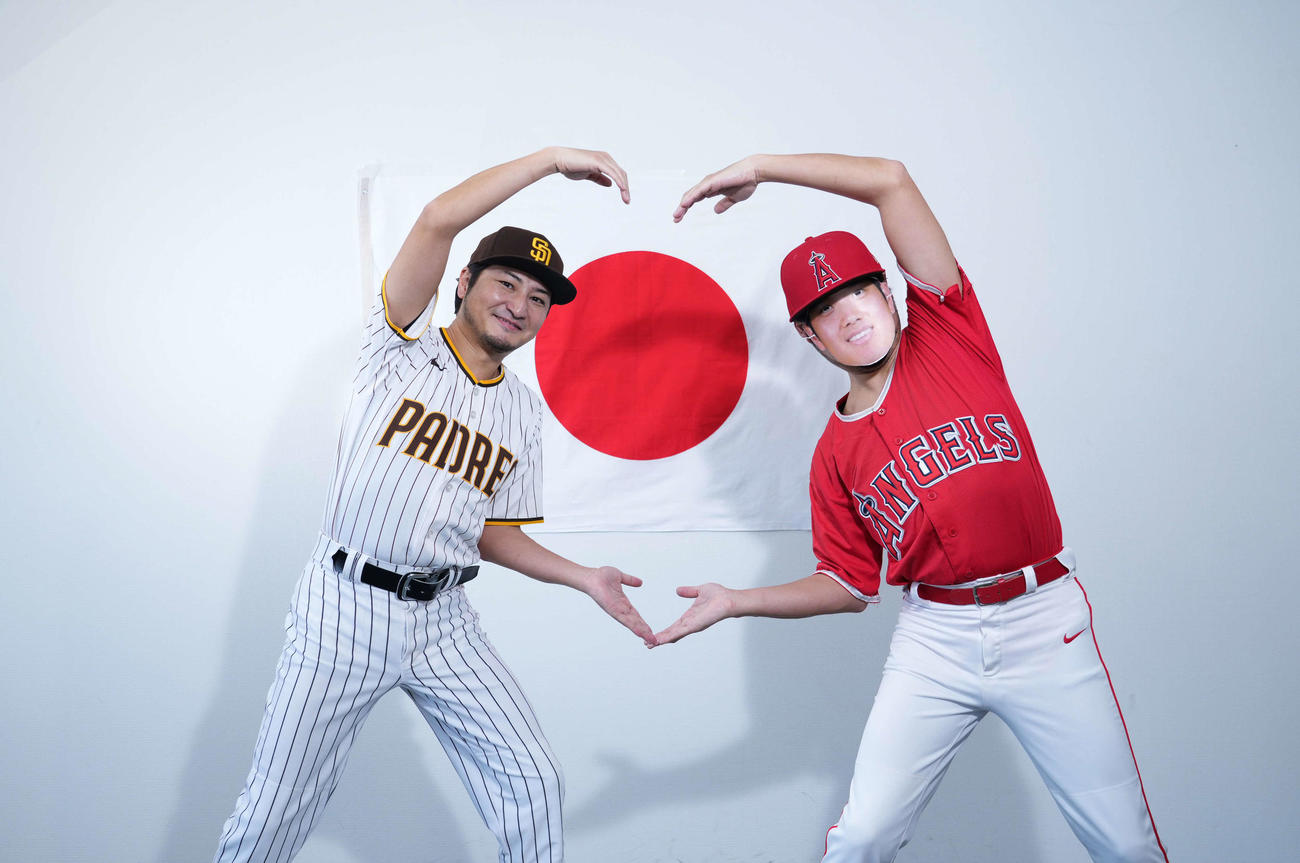 全身でハートマークを作るミニタニ（右）とミニビッシュ（写真は合成）（2023年1月撮影）