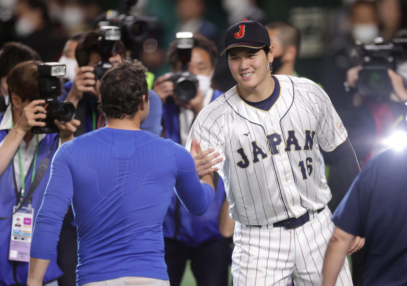 試合後、イタリア代表Da・フレッチャー（手前）と健闘をたたえ合う大谷（2023年3月16日撮影）