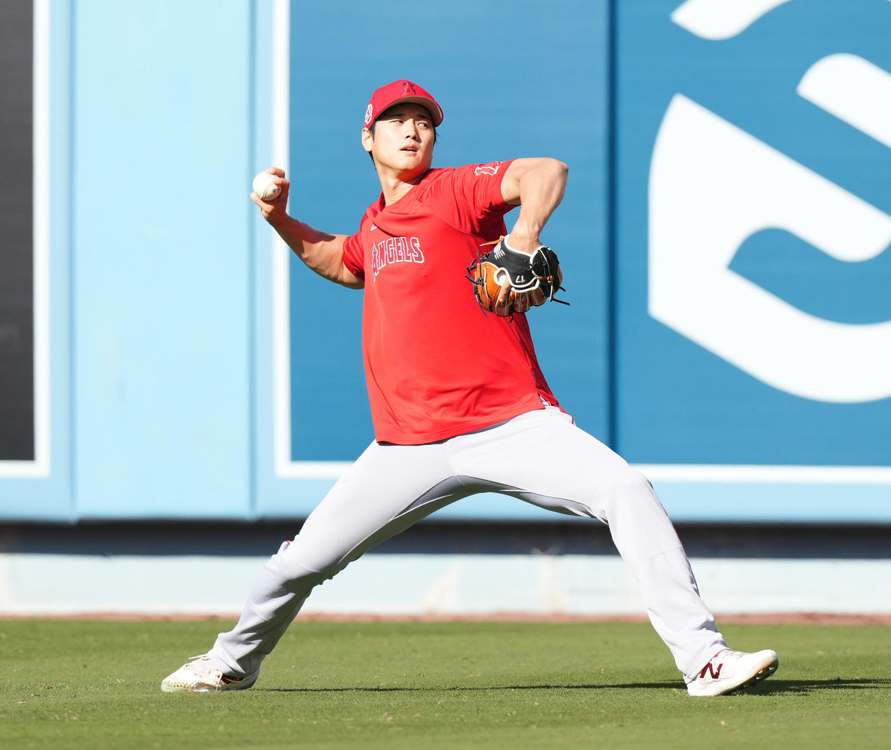 ドジャース対エンゼルス　試合前、キャッチボールで調整するエンゼルス大谷（撮影・菅敏）