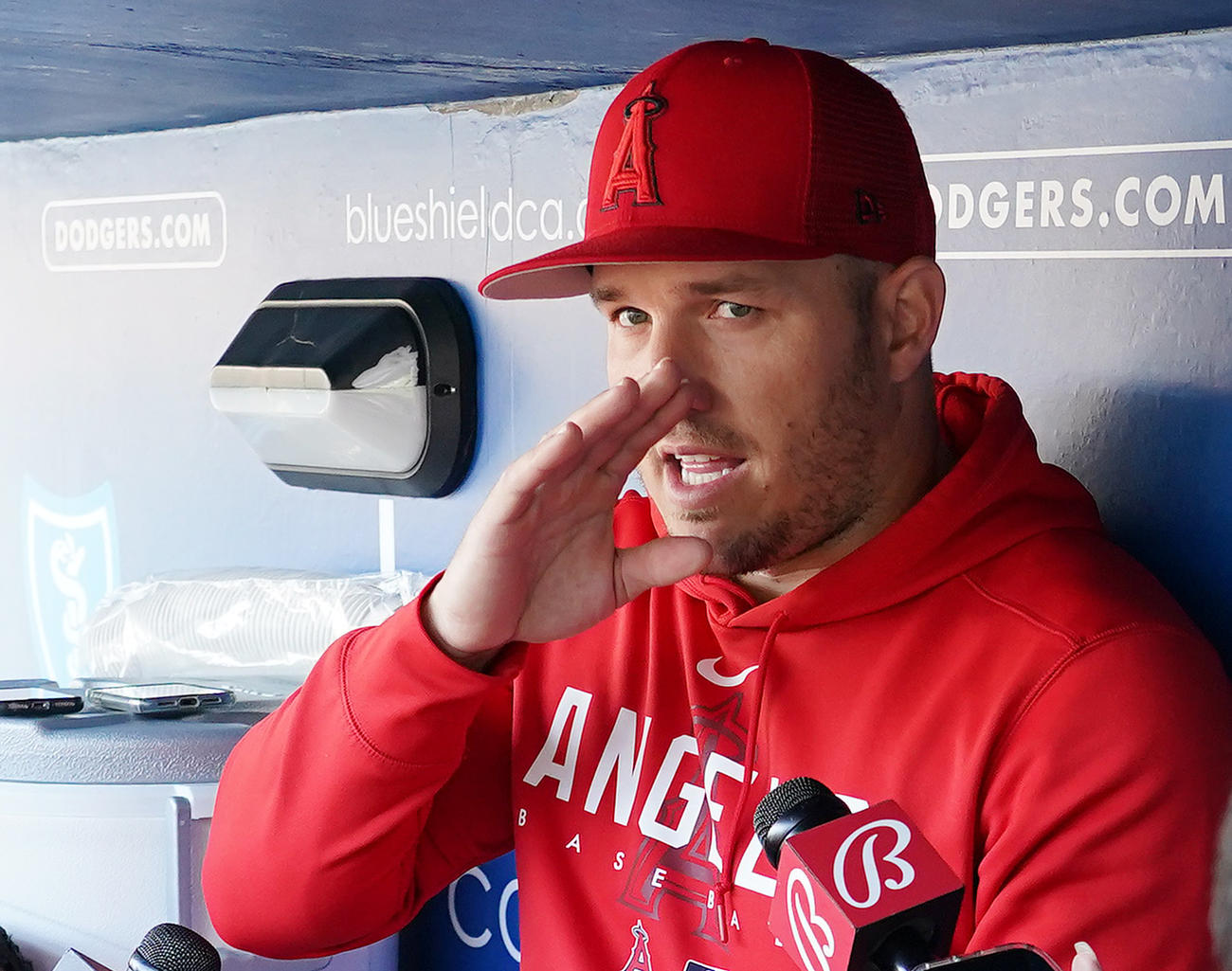 ドジャース対エンゼルス　試合前、記者の質問に答えるエンゼルス・トラウト（撮影・菅敏）