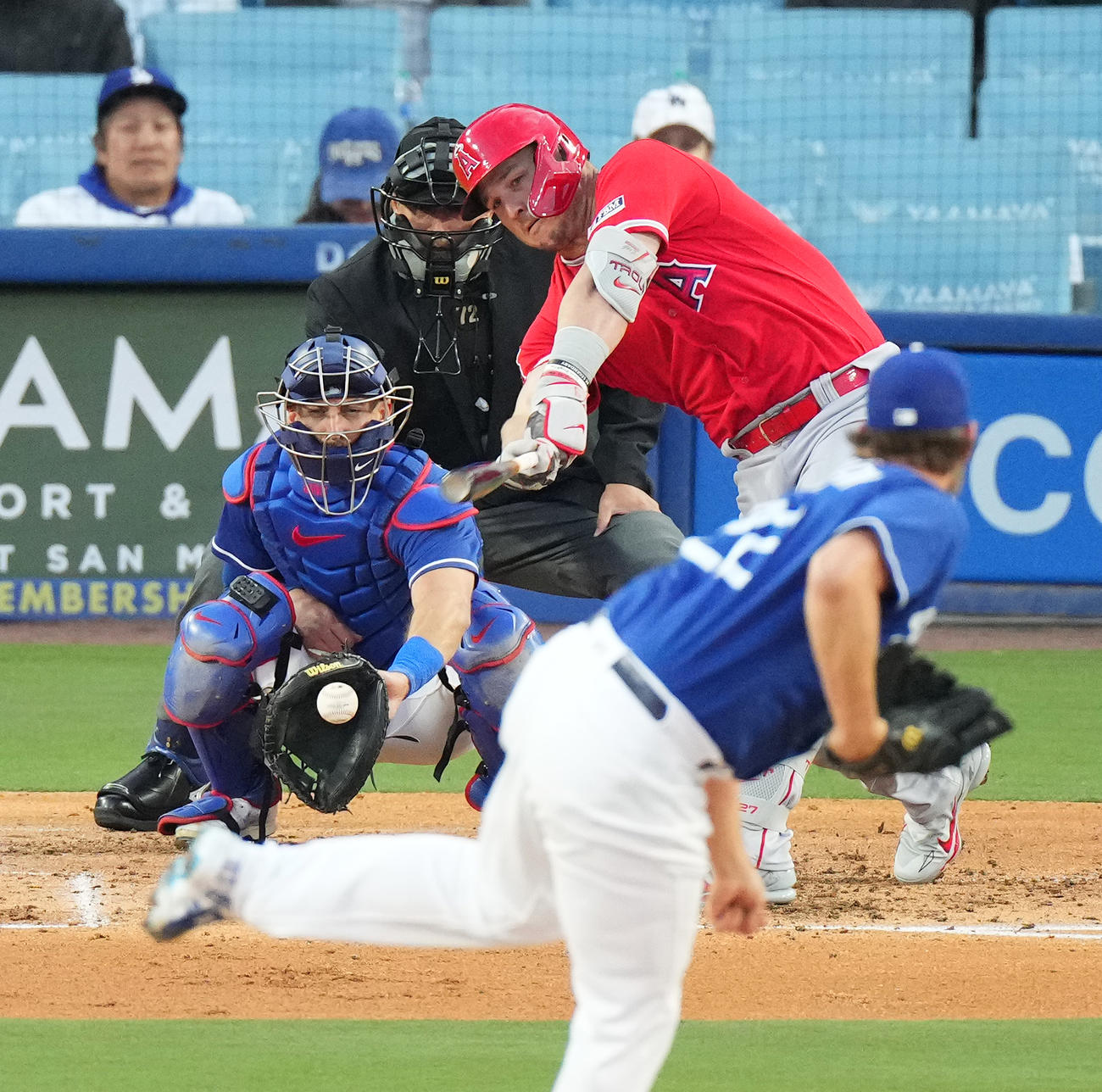 ドジャース対エンゼルス　4回表エンゼルス1死、カーショー（手前）から空振り三振に倒れるトラウト（撮影・菅敏）