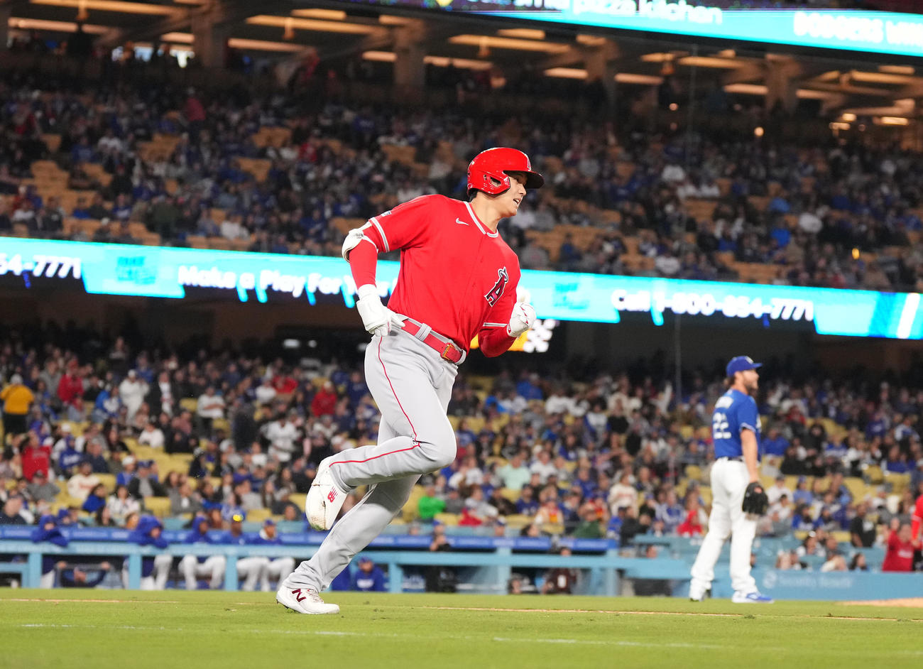 ドジャース対エンゼルス　6回表エンゼルス2死、右飛に倒れるエンゼルス大谷。右奥はカーショー（撮影・菅敏）