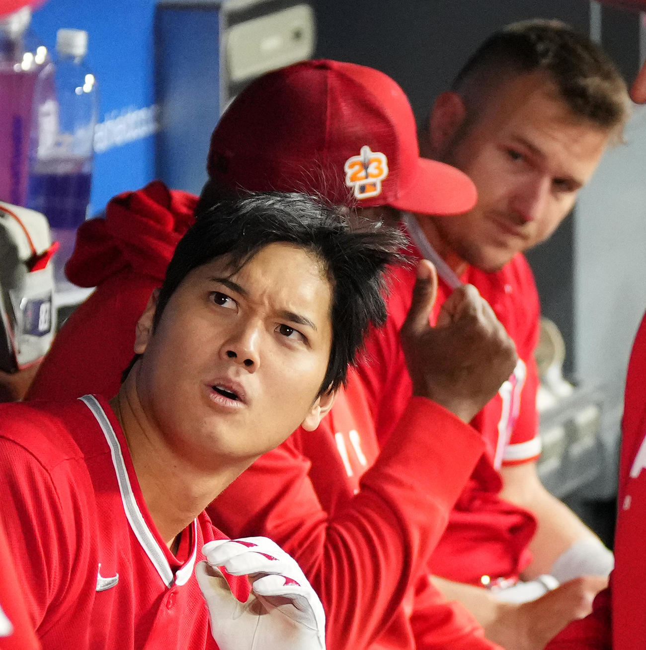 ドジャース対エンゼルス　6回表エンゼルス2死、右飛に倒れ、悔しそうな表情を見せる大谷。後方はトラウト（撮影・菅敏）