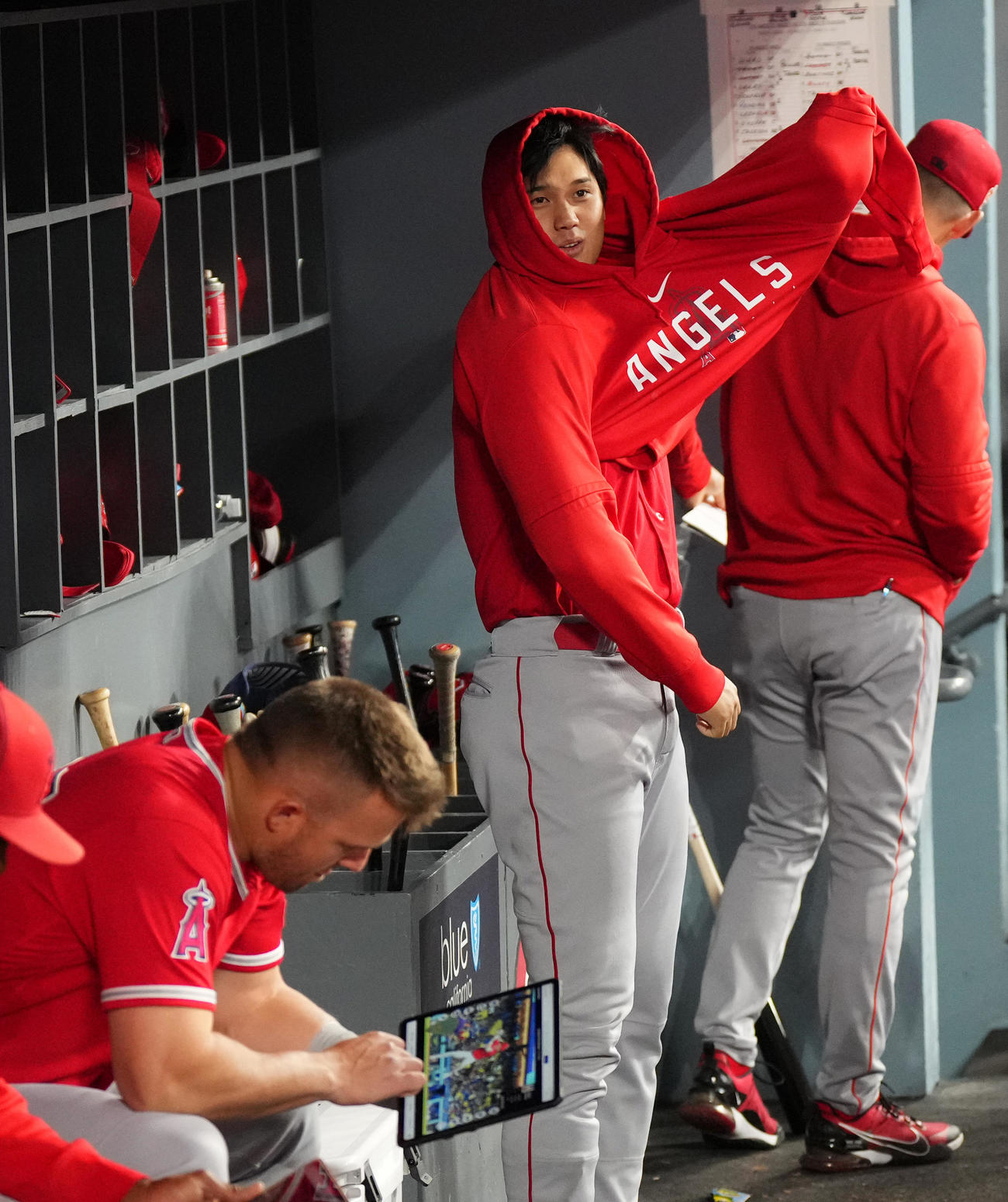 ドジャース対エンゼルス　6回表エンゼルス2死、右飛に倒れ悔しそうな表情を見せる大谷。手前は自らの打席の映像をチェックするトラウト（撮影・菅敏）