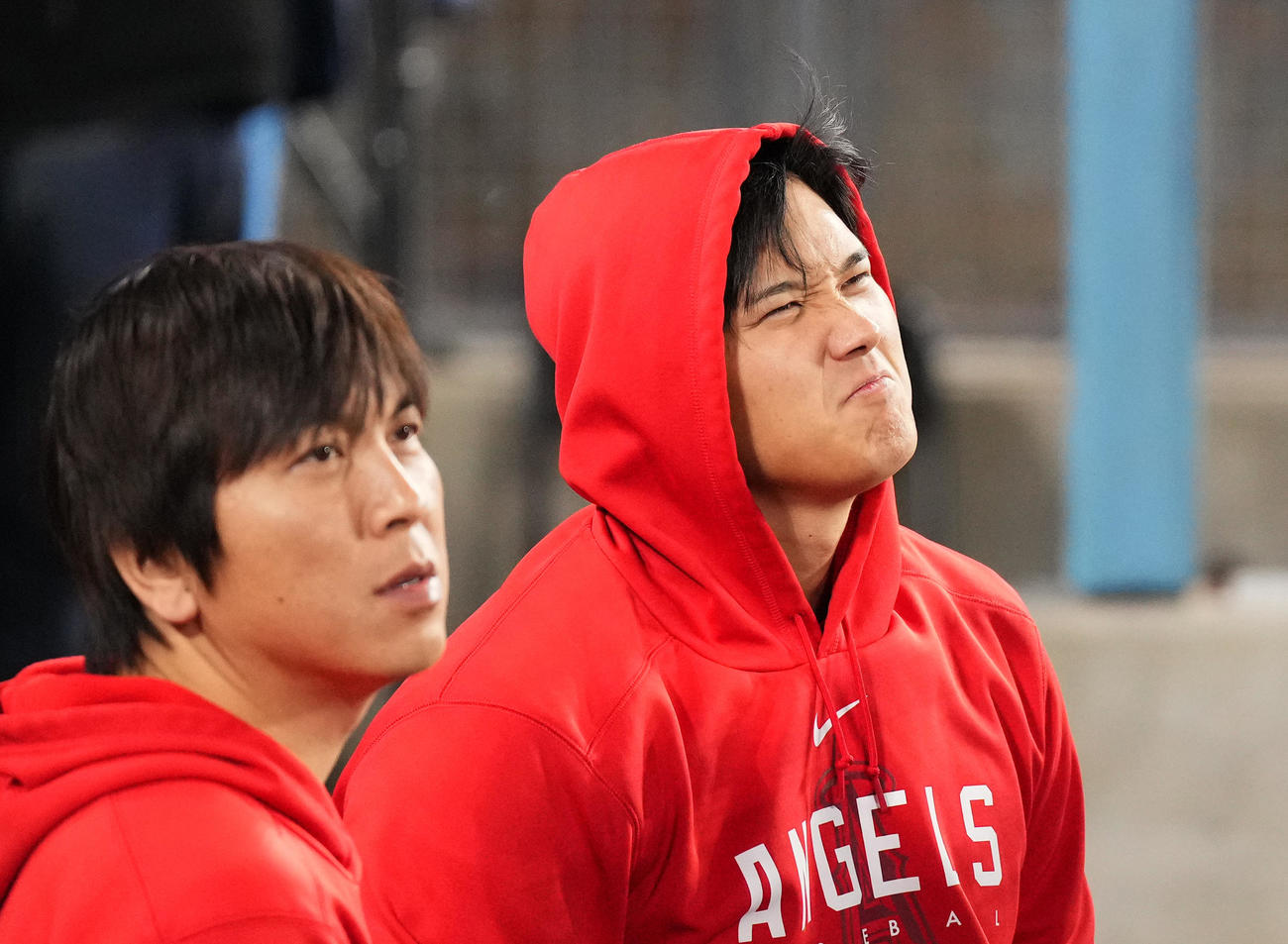 ドジャース対エンゼルス　6回表エンゼルス2死、右飛に倒れ、悔しそうな表情を見せる大谷。左は水原通訳（撮影・菅敏）