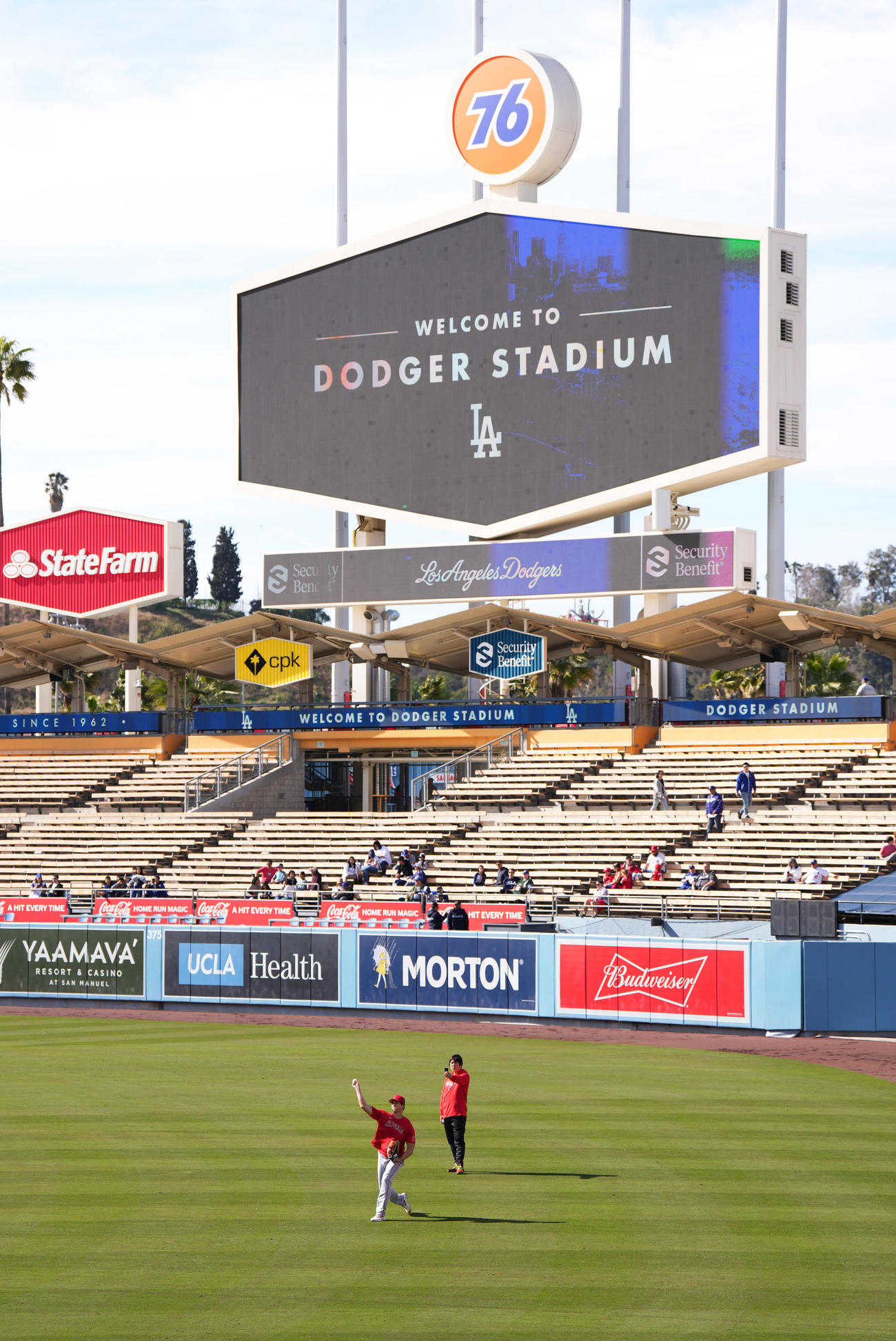 ドジャース対エンゼルス　試合前、キャッチボールで調整するエンゼルス大谷（撮影・菅敏）