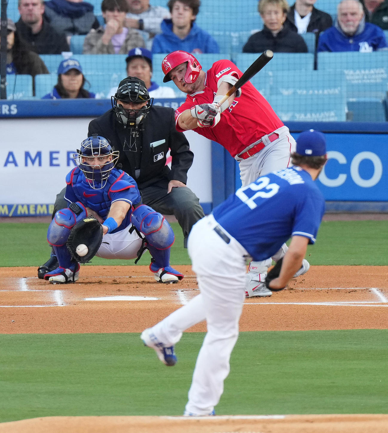 ドジャース対エンゼルス　1回表エンゼルス1死、カーショー（手前）から空振りの三振に倒れるトラウト（撮影・菅敏）