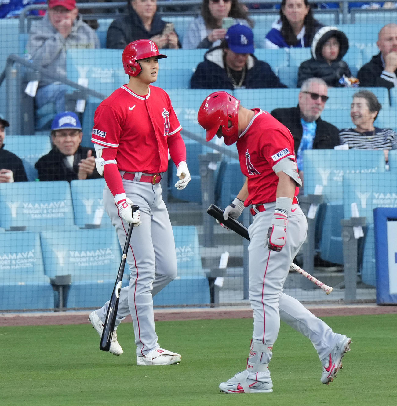 ドジャース対エンゼルス　1回表エンゼルス1死、三振に倒れベンチに戻るトラウト（右）を前に打席に向かう大谷（撮影・菅敏）