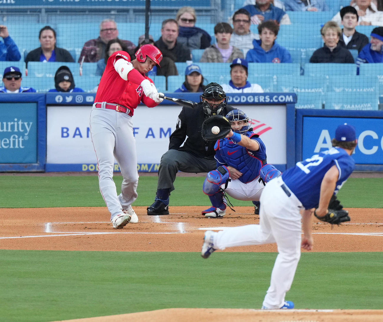 ドジャース対エンゼルス　1回表エンゼルス2死、カーショー（手前）から空振りの三振に倒れる大谷（撮影・菅敏）