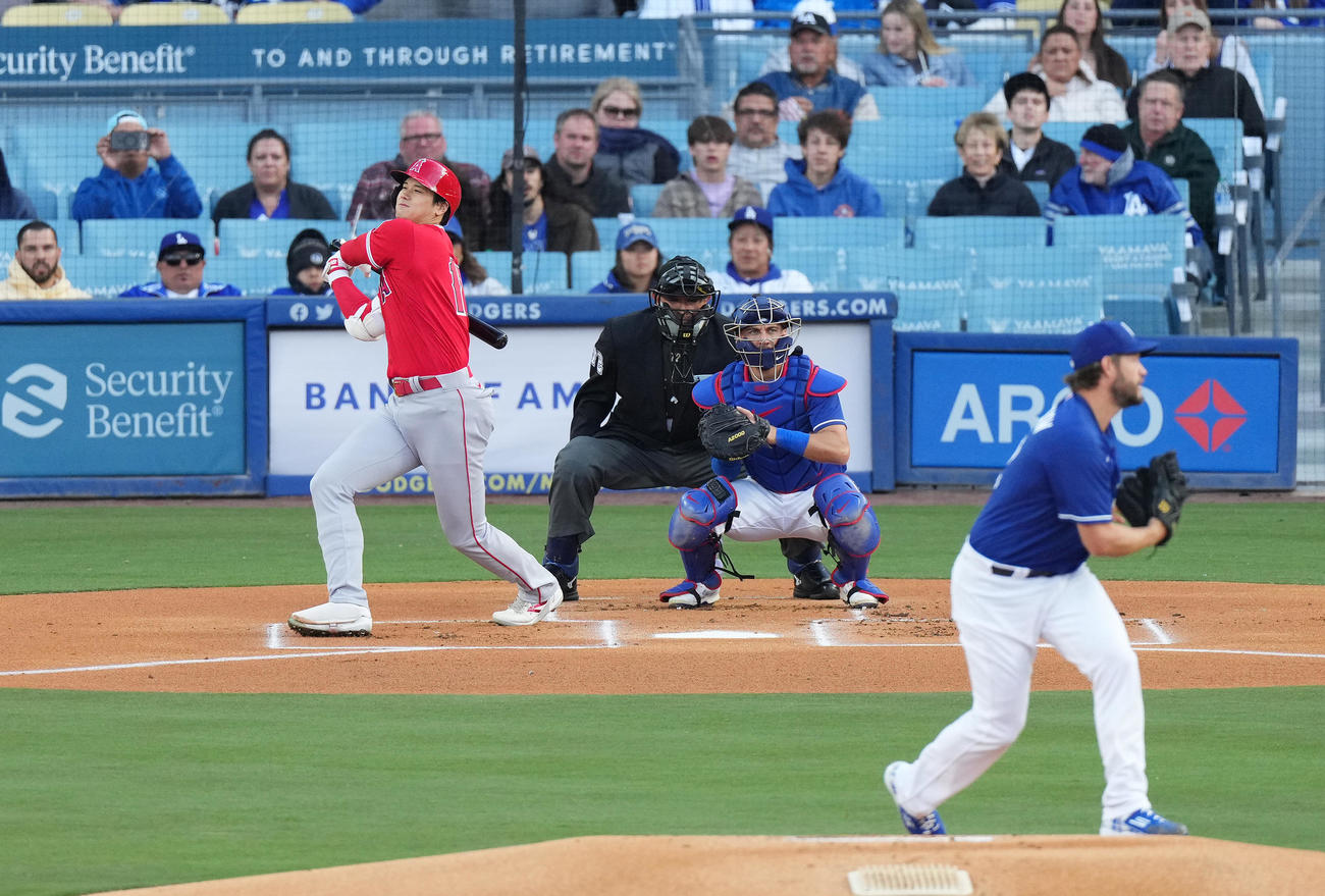 ドジャース対エンゼルス　1回表エンゼルス2死、カーショー（手前）から空振りの三振に倒れる大谷（撮影・菅敏）