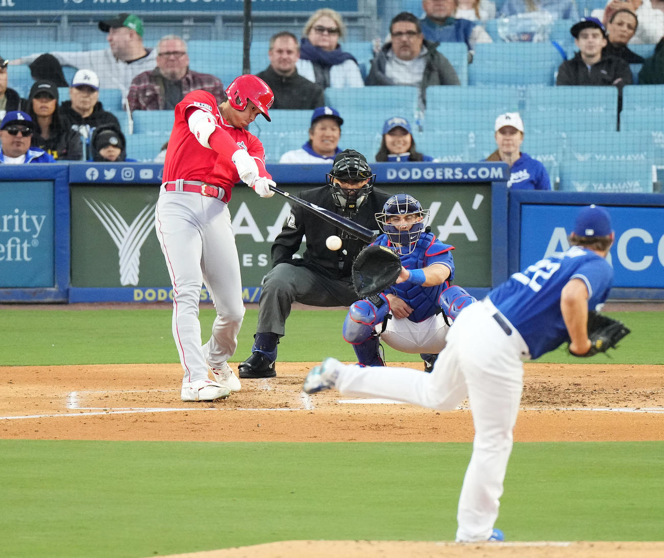 ドジャース対エンゼルス　4回表エンゼルス2死、カーショー（手前）から右前打を放つ大谷（撮影・菅敏）