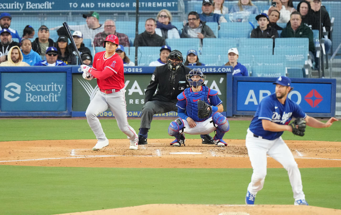 ドジャース対エンゼルス　4回表エンゼルス2死、カーショー（手前）から右前打を放つ大谷（撮影・菅敏）