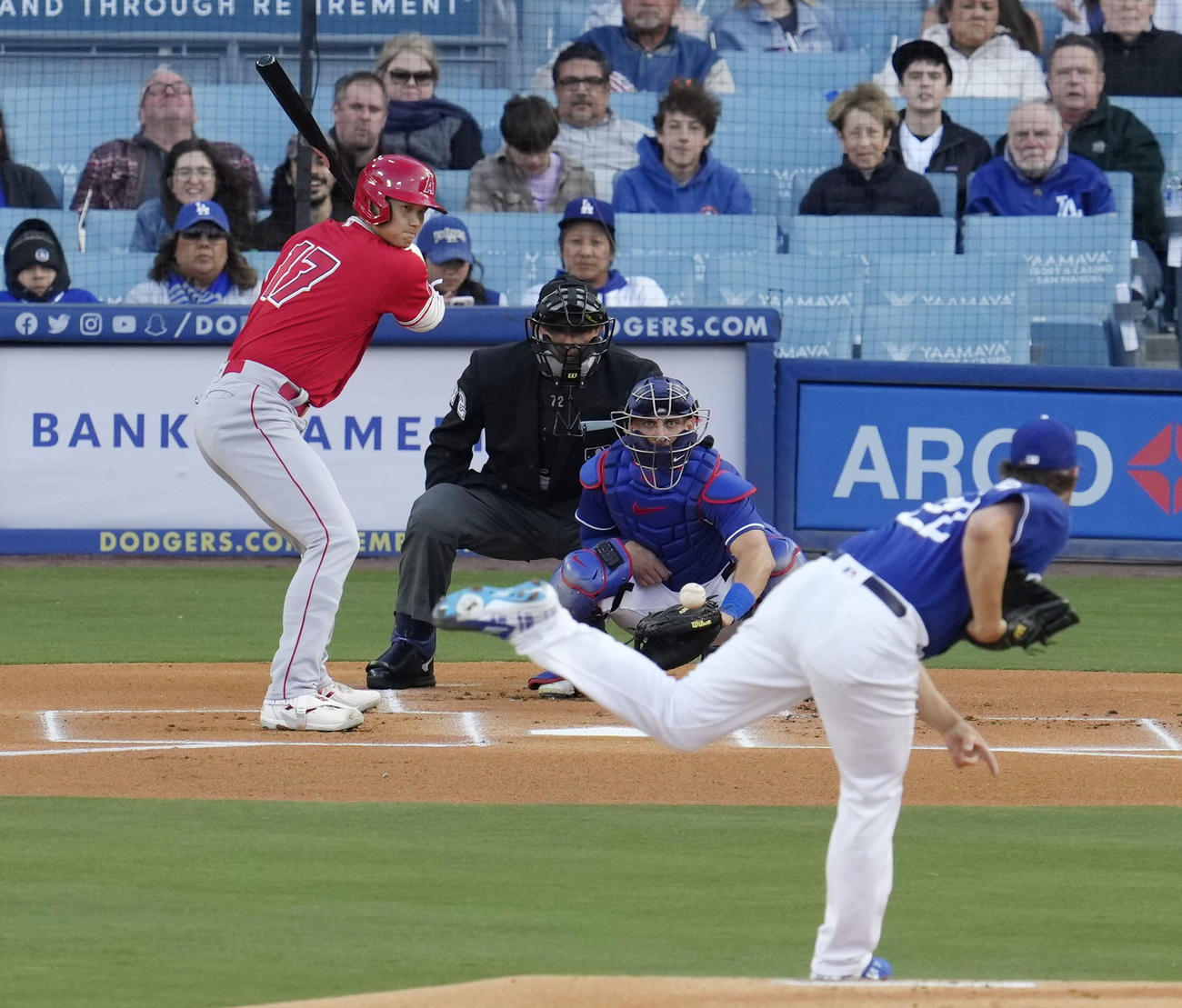 ドジャース戦でカーショー（手前）と対戦する大谷翔平（共同）