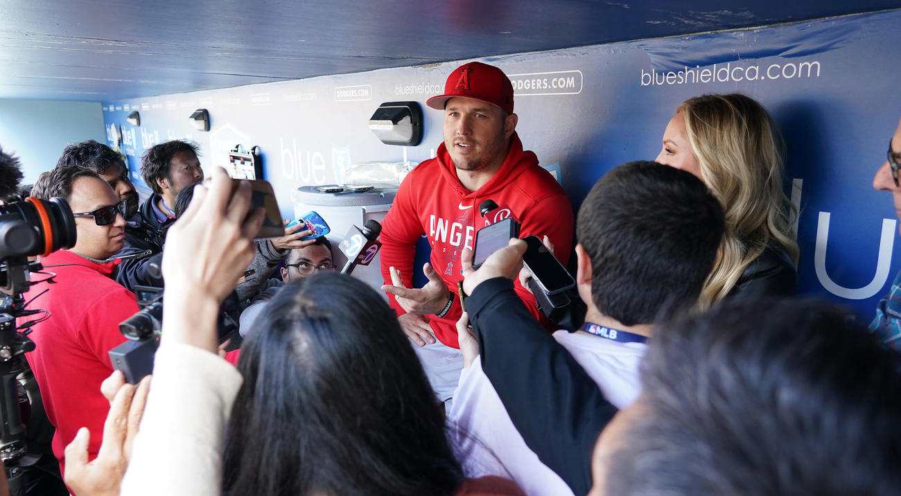 ドジャース対エンゼルス　試合前、記者の質問に答えるエンゼルス・トラウト（撮影・菅敏）