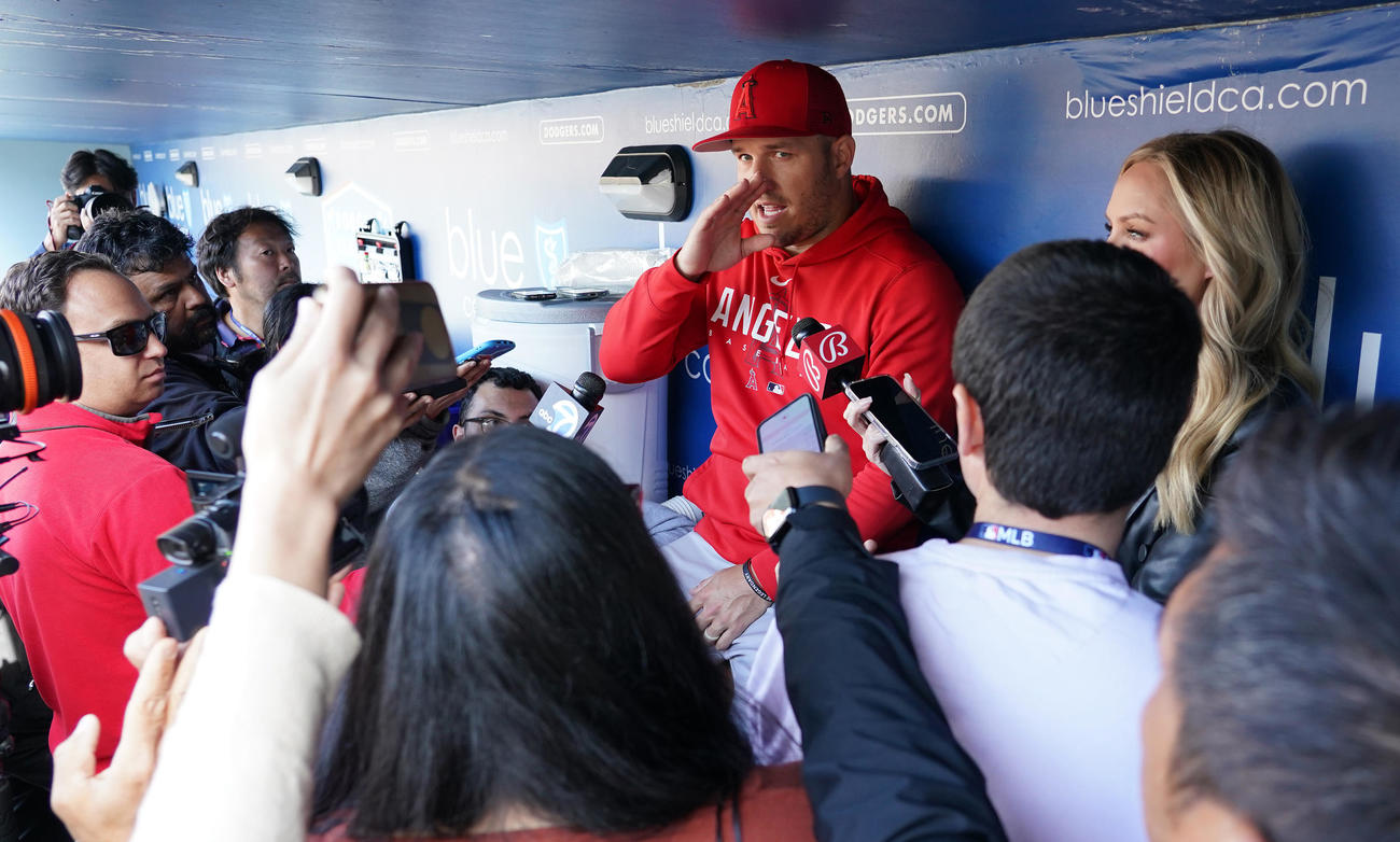 ドジャース対エンゼルス　試合前、記者の質問に答えるエンゼルス・トラウト（撮影・菅敏）