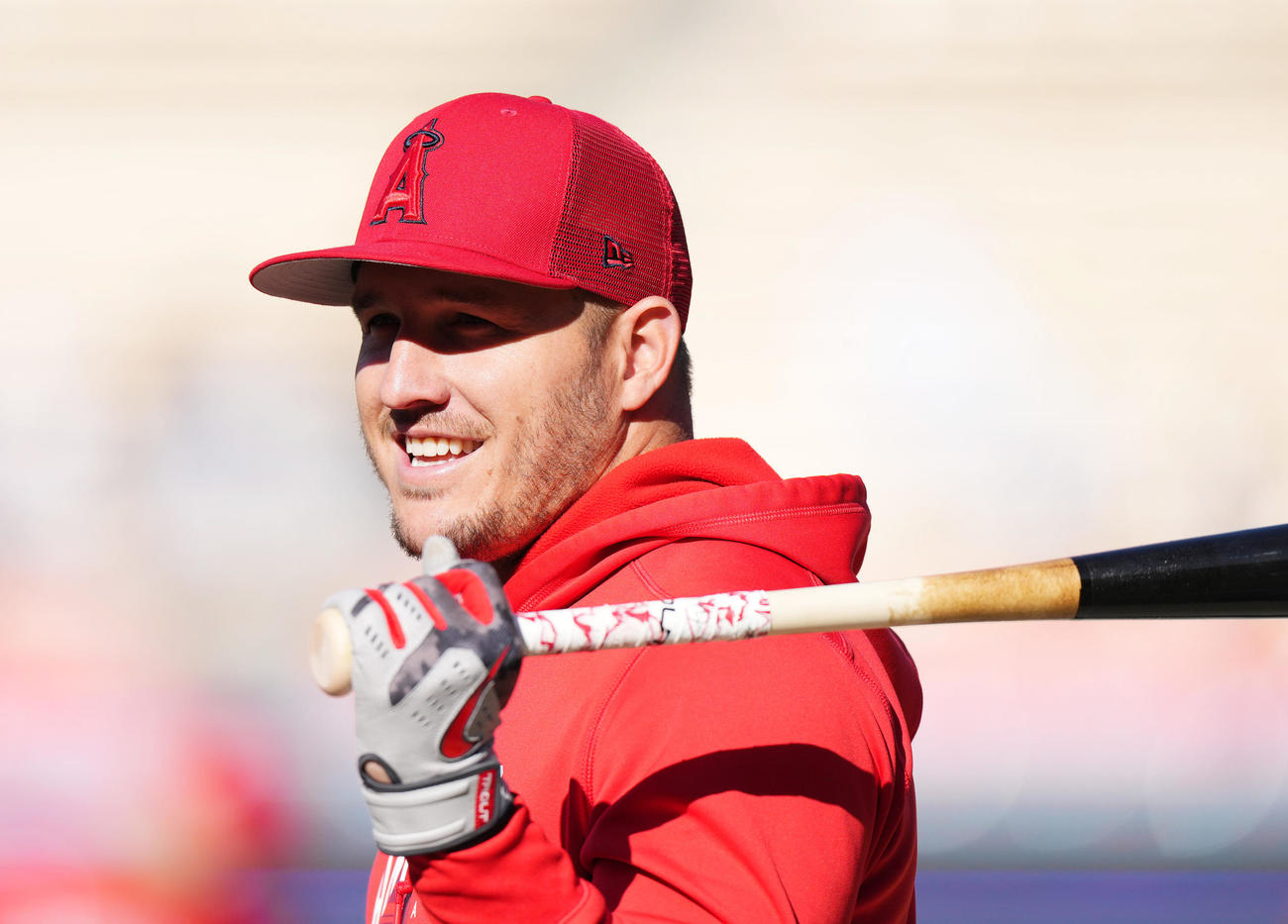 ドジャース対エンゼルス　試合前、リラックスした表情で練習をするエンゼルス・トラウト（撮影・菅敏）