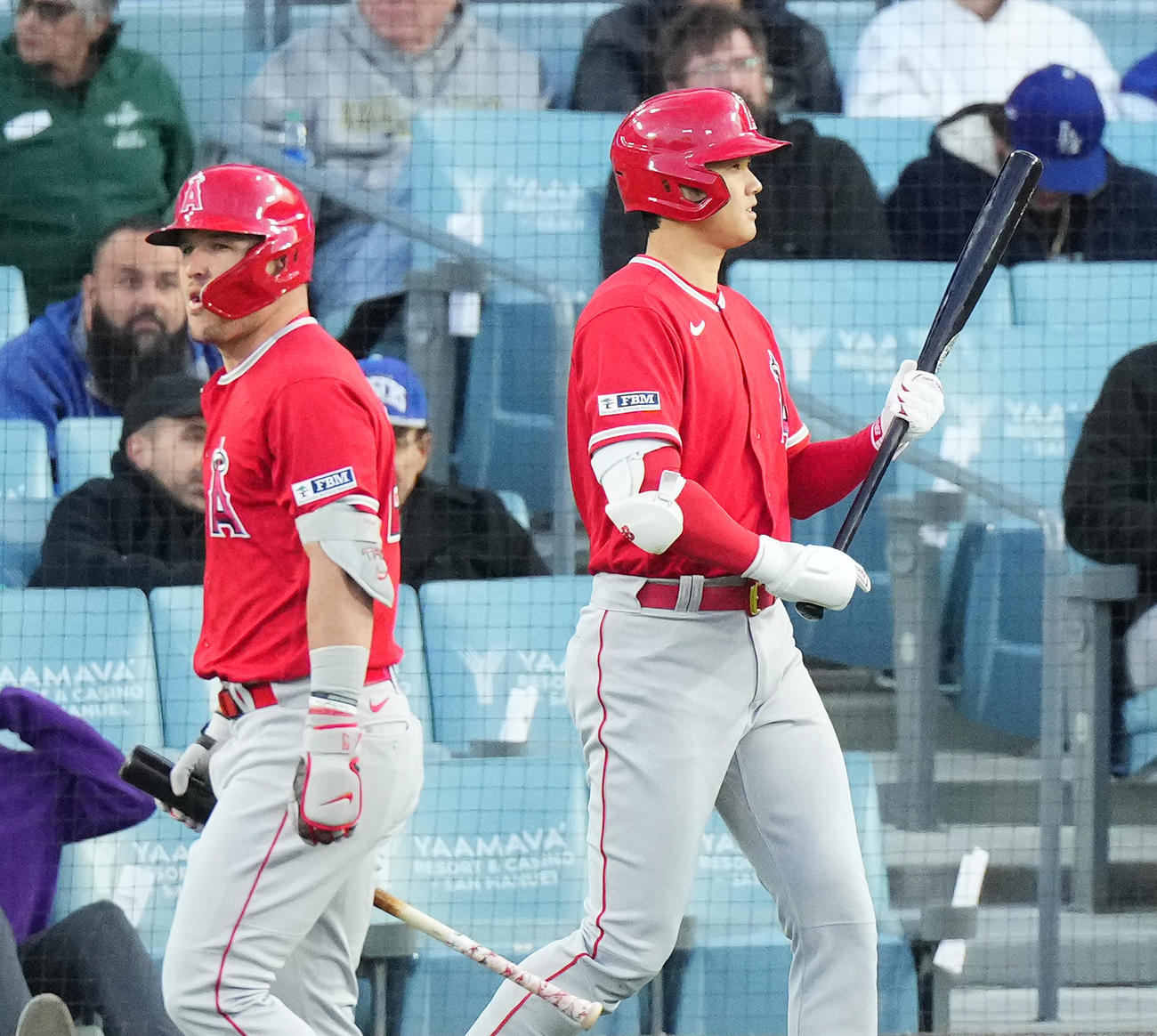 ドジャース対エンゼルス　4回表エンゼルス1死、三振に倒れ、ベンチに戻るトラウト（左）と打席に向かう大谷（撮影・菅敏）