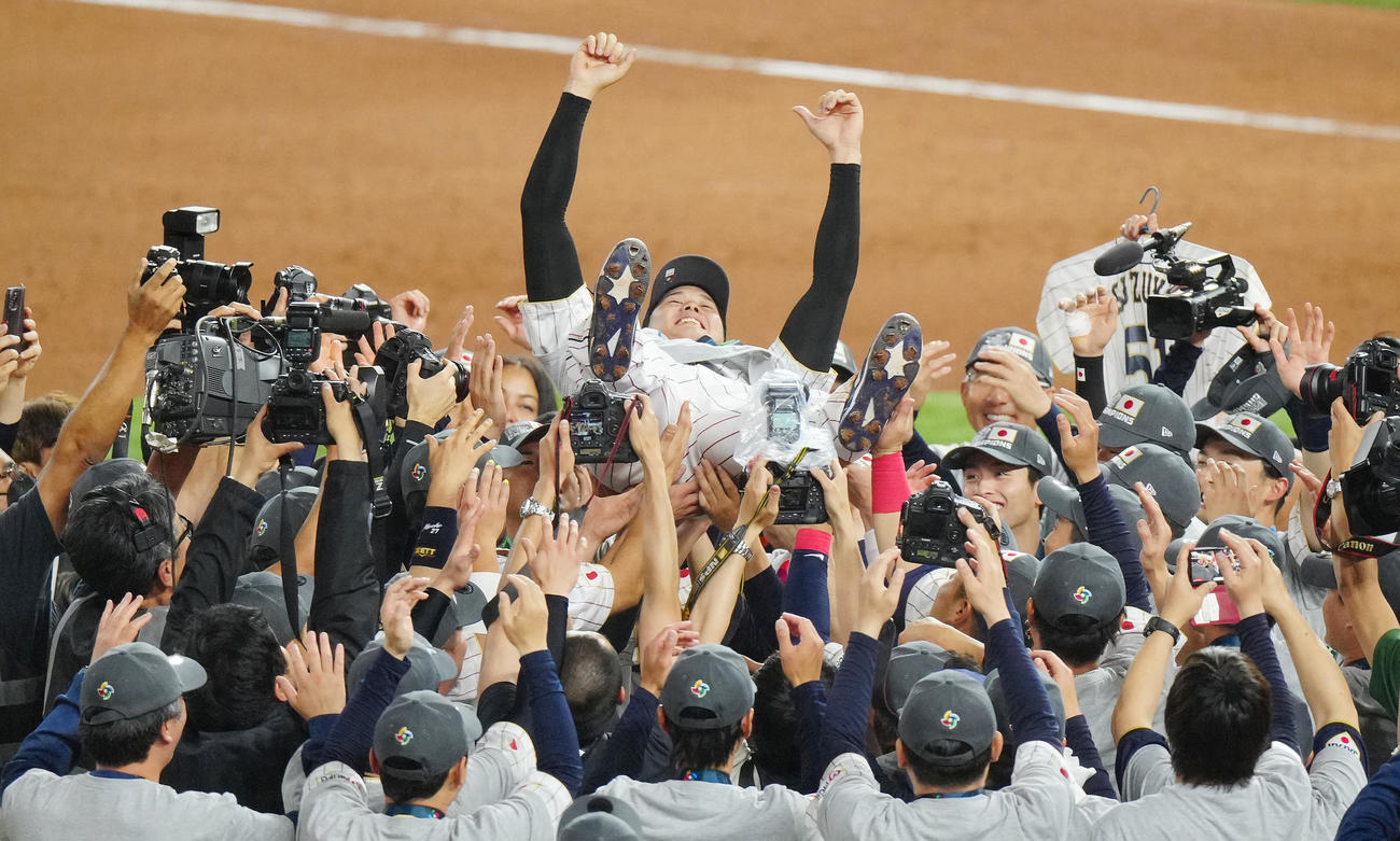 日本対米国　優勝しチームメートから胴上げされる大谷（撮影・垰建太）