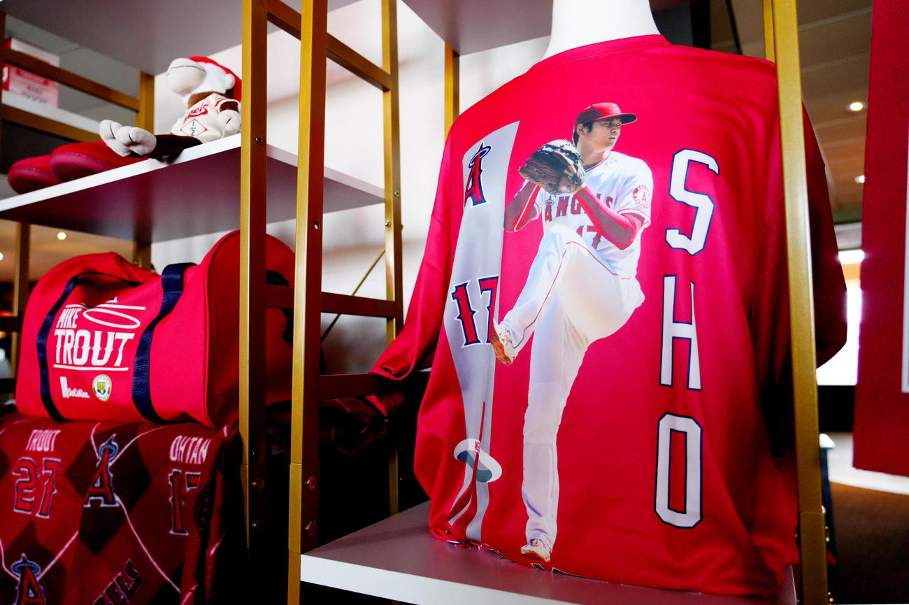 球場で配布される大谷Tシャツ（撮影・菅敏）