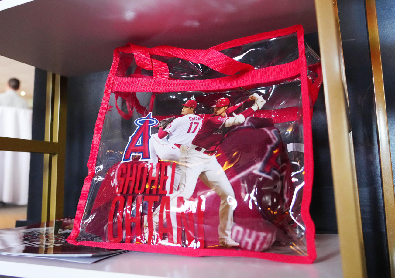 球場で配布される大谷バック（撮影・菅敏）