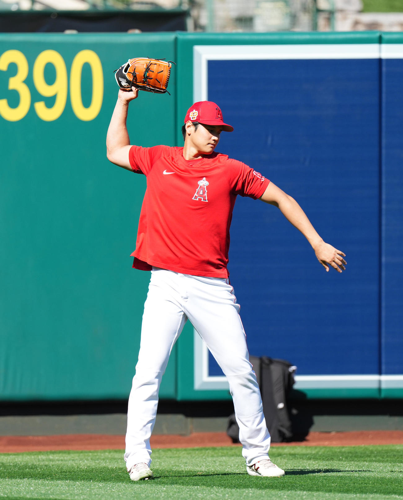 エンゼルス対ドジャース　試合前の練習でおどけた大谷は、グラブをたたきつけようとする（撮影・菅敏）