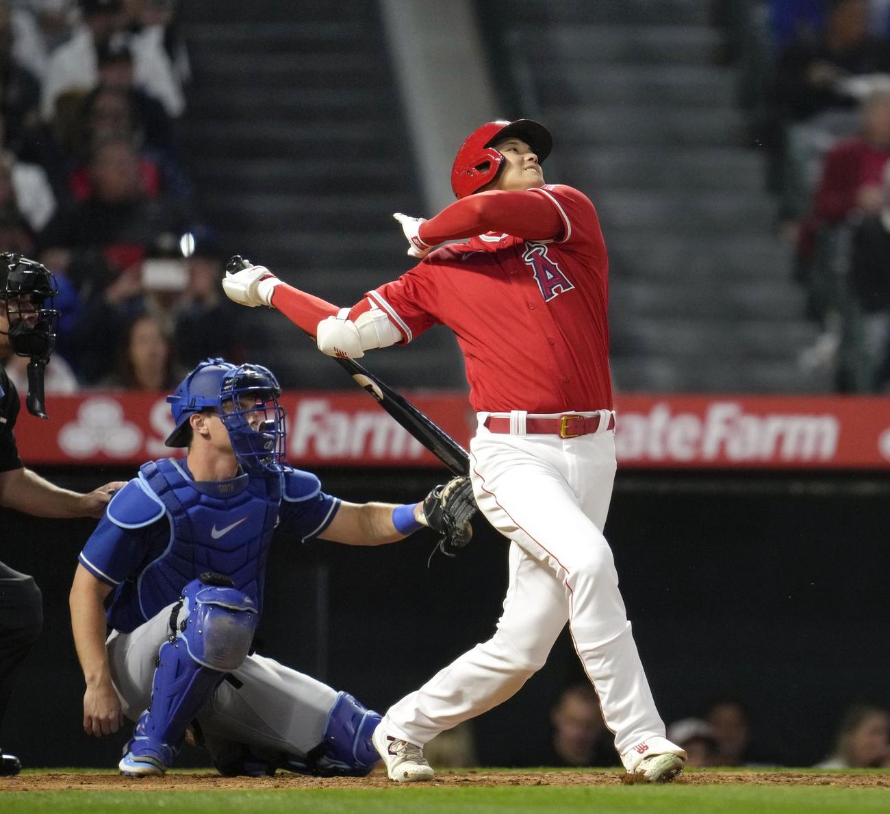 ドジャース戦の5回、左前打を放つエンゼルス・大谷＝アナハイム（共同）